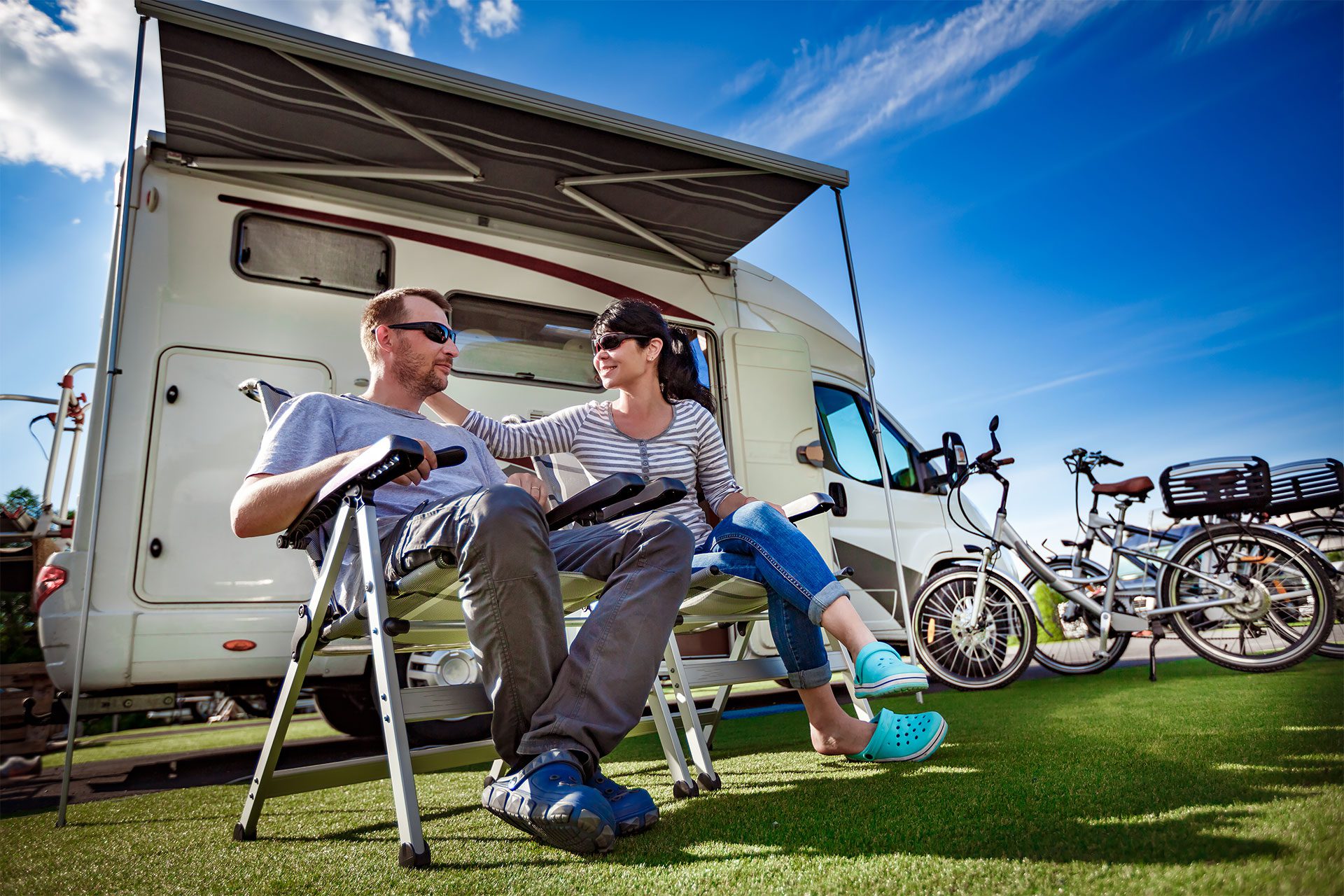 pareja_viaje_fuera_autocaravana_lejos